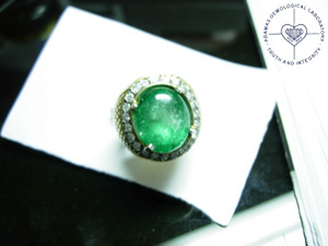 Wax Emerald yang sudah diikat dalam cincin